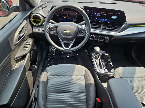 Used 2025 Chevrolet Trax LT w/ Driver Confidence Package FWD image 11