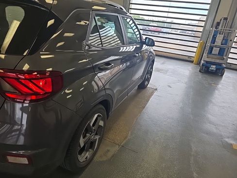 Used 2024 Hyundai Venue SEL FWD image 3
