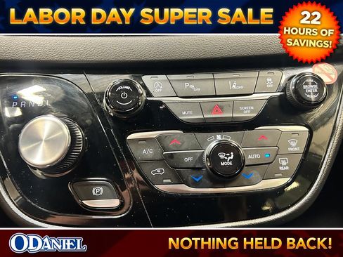 Used 2025 Chrysler Pacifica Select FWD image 16