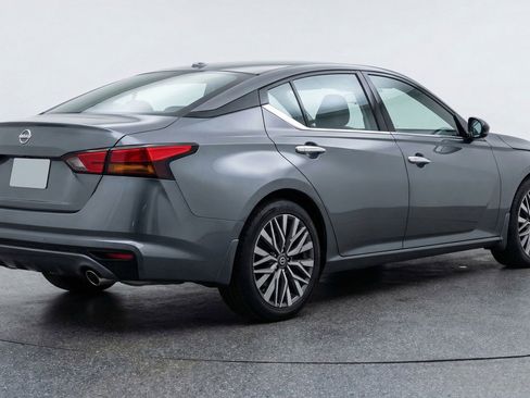 Used 2025 Nissan Altima 2.5 SV image 9