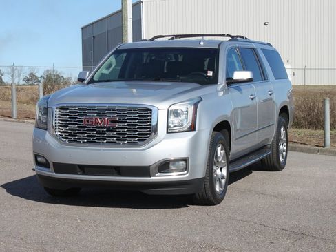Used 2019 GMC Yukon XL Denali image 2
