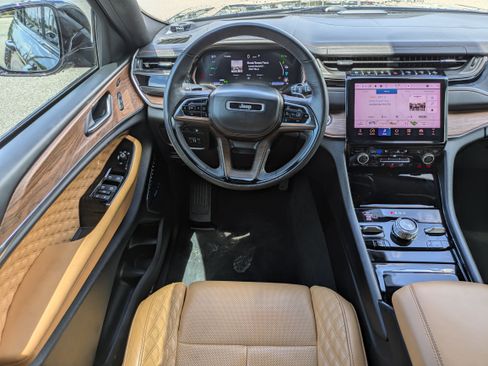 Used 2022 Jeep Grand Cherokee Summit w/ Advanced Protech Group IV AWD/4WD image 16