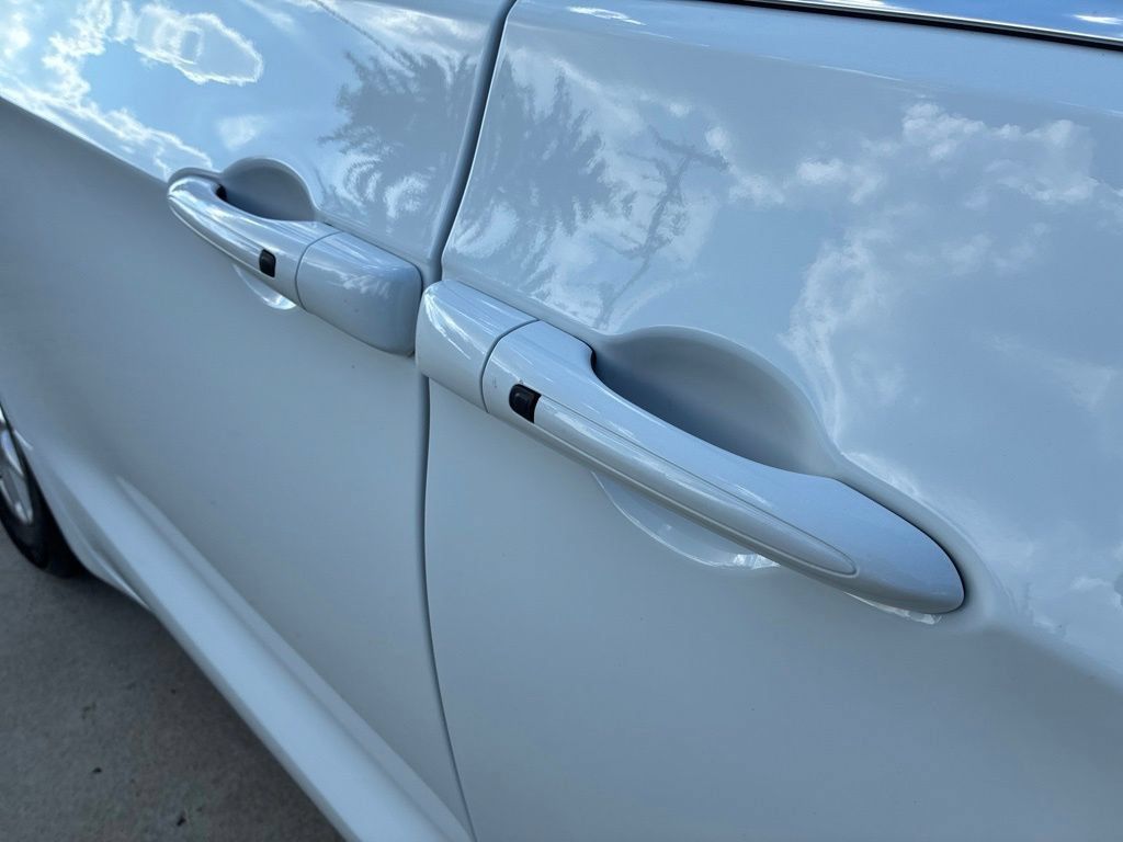 Used 2024 Chrysler Pacifica Touring-L FWD image 5