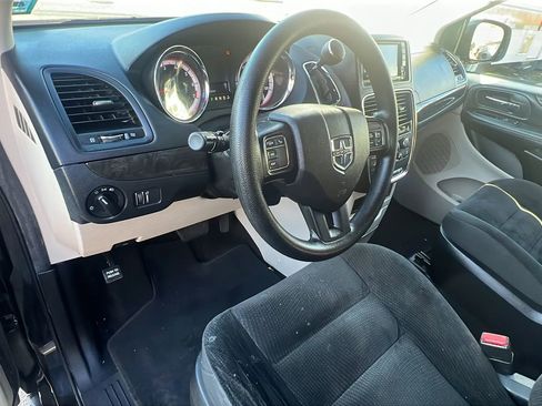 Used 2019 Dodge Grand Caravan SE w/ UConnect Hands-Free Group image 24