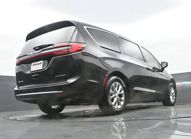 Used 2026 Chrysler Pacifica Limited FWD image 26