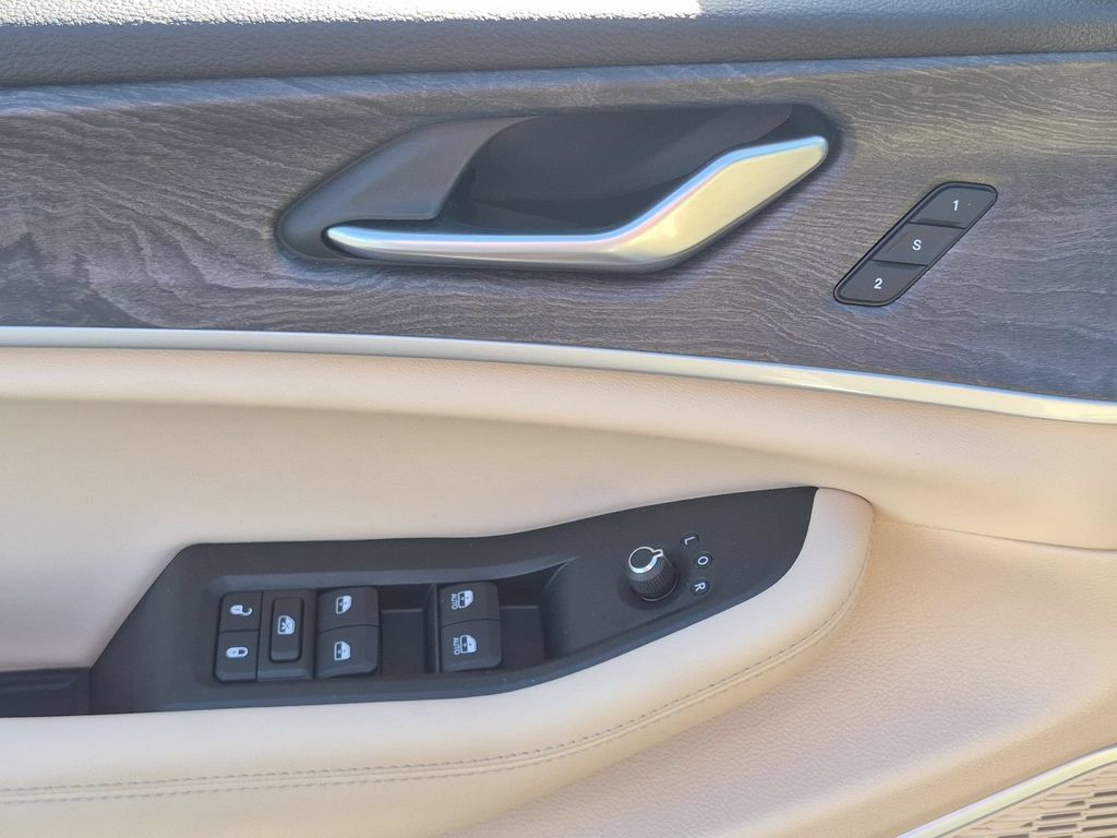 Certified 2025 Jeep Grand Cherokee Limited w/ Luxury Tech Group II AWD/4WD image 11