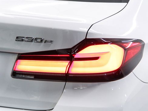 Certified 2023 BMW 530e w/ Premium Package image 7