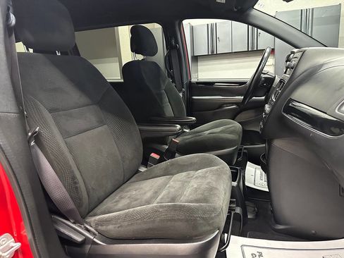 Used 2016 Dodge Grand Caravan SE image 23
