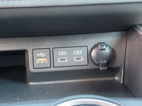 Used 2023 Toyota Highlander LE AWD/4WD image 25