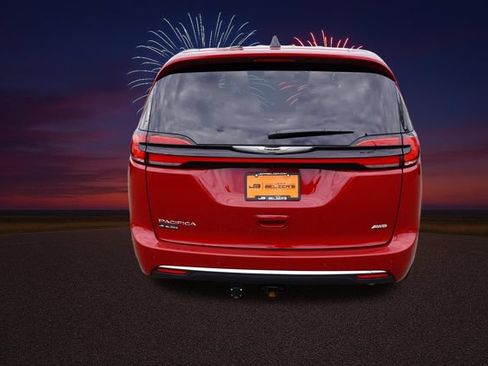 Used 2025 Chrysler Pacifica Select AWD/4WD image 6