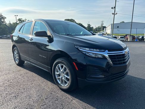 Used 2022 Chevrolet Equinox LS AWD/4WD image 2