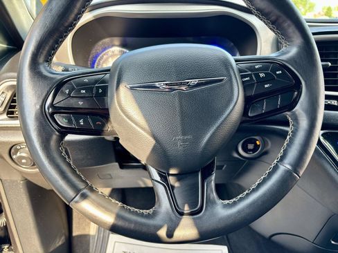 Used 2020 Chrysler Pacifica Touring-L AWD/4WD image 16