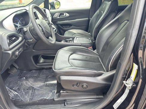 Used 2025 Chrysler Pacifica Limited FWD image 29