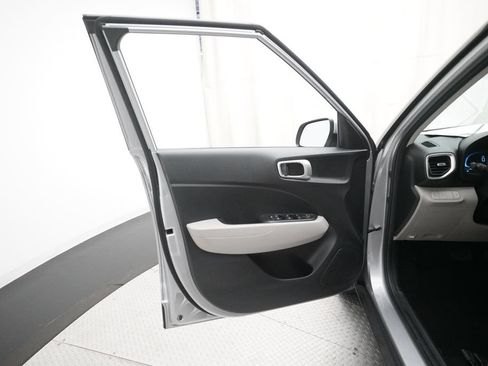Used 2025 Hyundai Venue SEL FWD image 27
