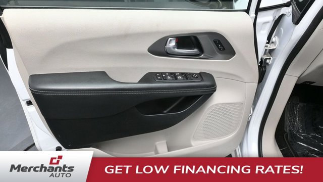 Used 2024 Chrysler Pacifica Touring-L FWD image 15