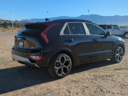 Used 2024 Kia Niro EX Touring image 3