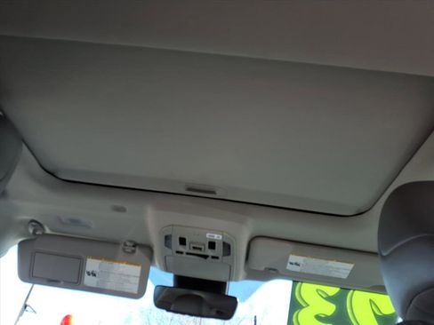 Used 2022 Toyota Highlander XLE image 10