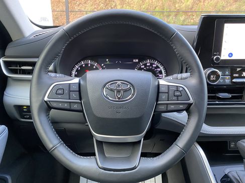 Used 2024 Toyota Highlander LE image 19