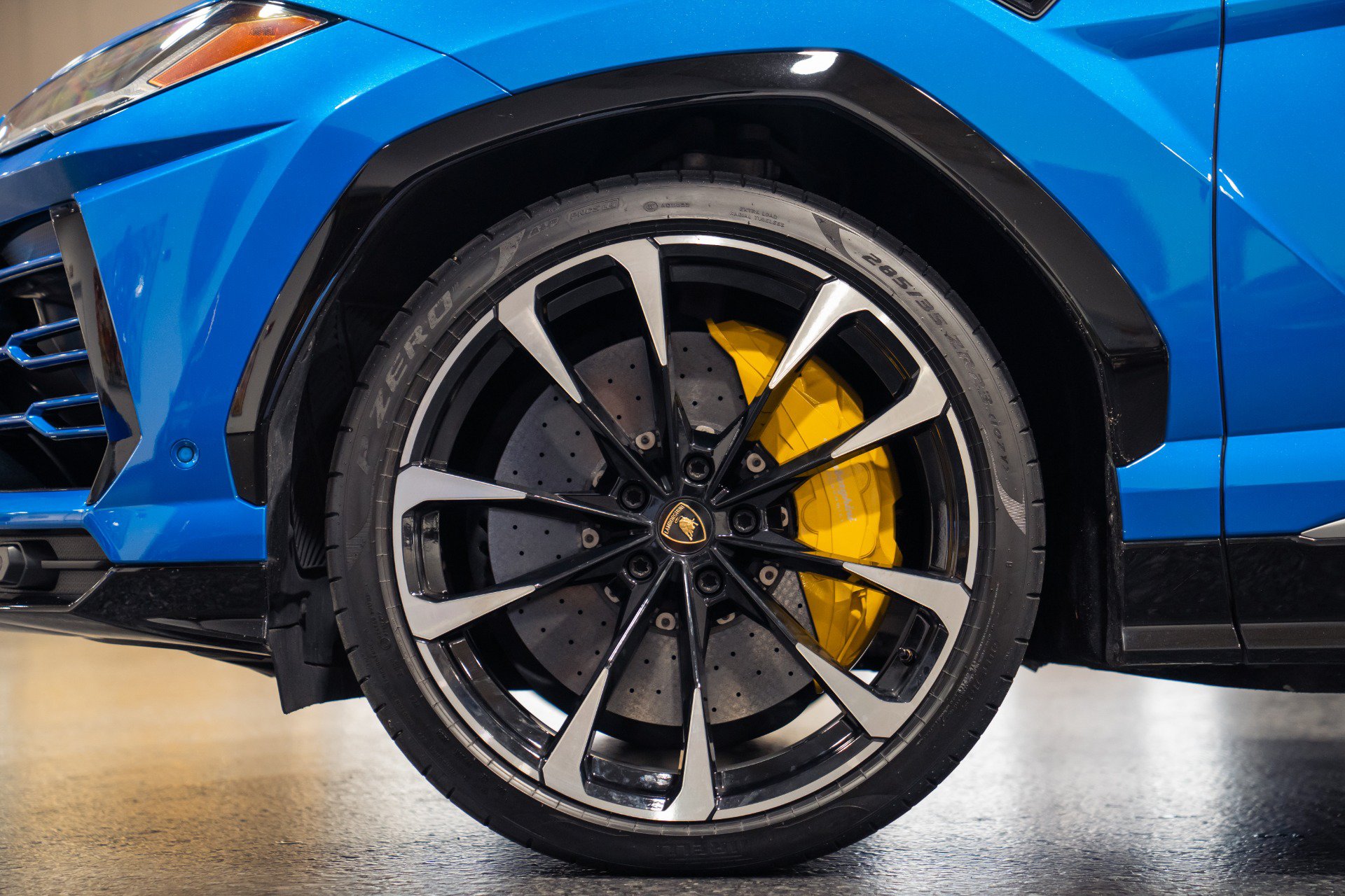 Used 2019 Lamborghini Urus AWD/4WD image 17