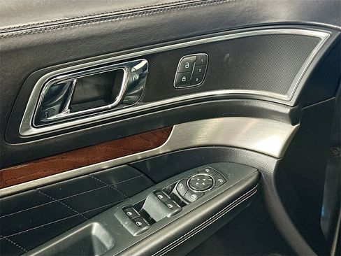 Used 2018 Ford Explorer Platinum image 19
