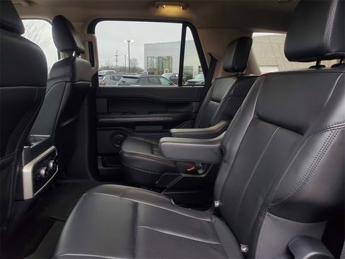 Used 2022 Ford Expedition XLT image 32