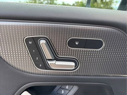 Used 2020 Mercedes-Benz GLB 250 4MATIC w/ Premium Package image 18