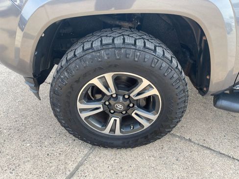 Used 2017 Toyota Tacoma TRD Sport image 30