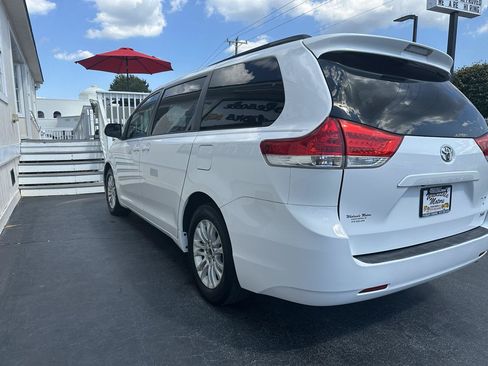 Used 2012 Toyota Sienna XLE FWD image 4