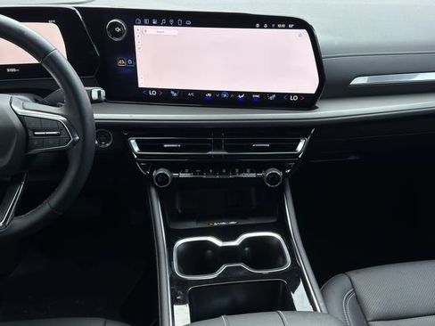 Certified 2025 Chevrolet Traverse LT w/ Midnight/Sport Edition image 15