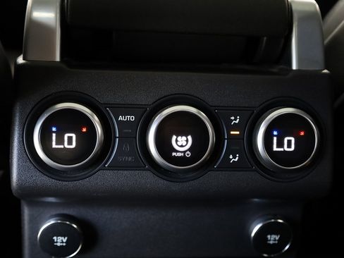 Used 2019 Land Rover Discovery SE image 11