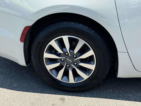 Used 2021 Chrysler Pacifica Touring-L FWD image 7