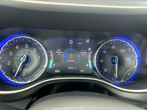Used 2023 Chrysler Pacifica Touring-L FWD image 24