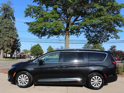 Used 2018 Chrysler Pacifica Touring-L w/ Advanced Safetytec Group FWD image 6