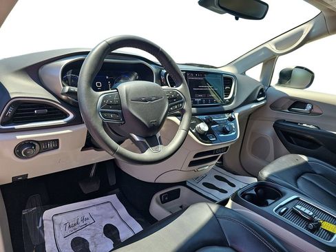 Used 2023 Chrysler Pacifica Touring-L FWD image 16