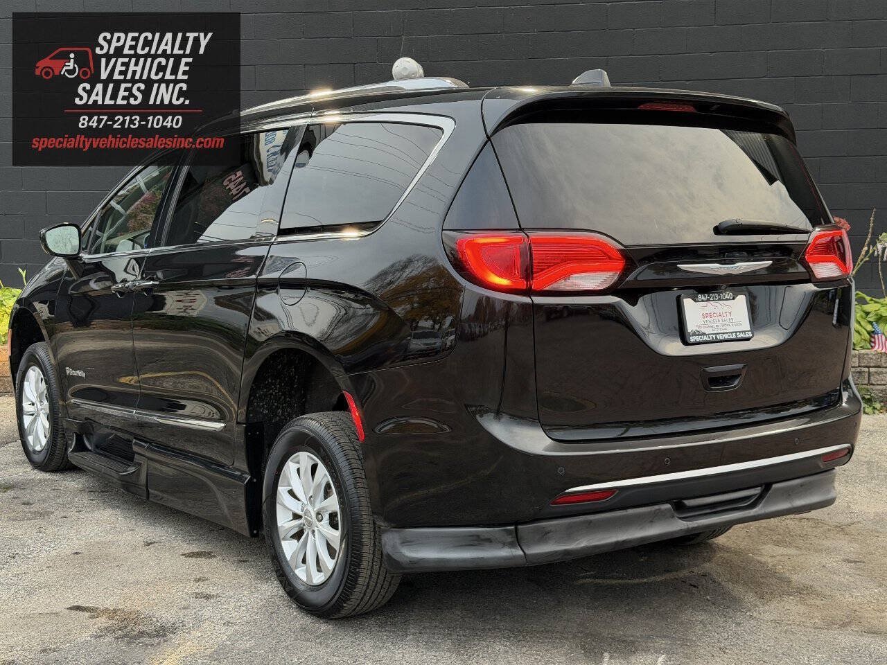 Used 2018 Chrysler Pacifica Touring-L FWD image 9