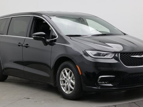 Used 2025 Chrysler Pacifica Select FWD image 3