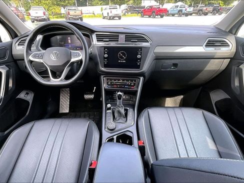 Used 2024 Volkswagen Tiguan SE AWD/4WD image 21