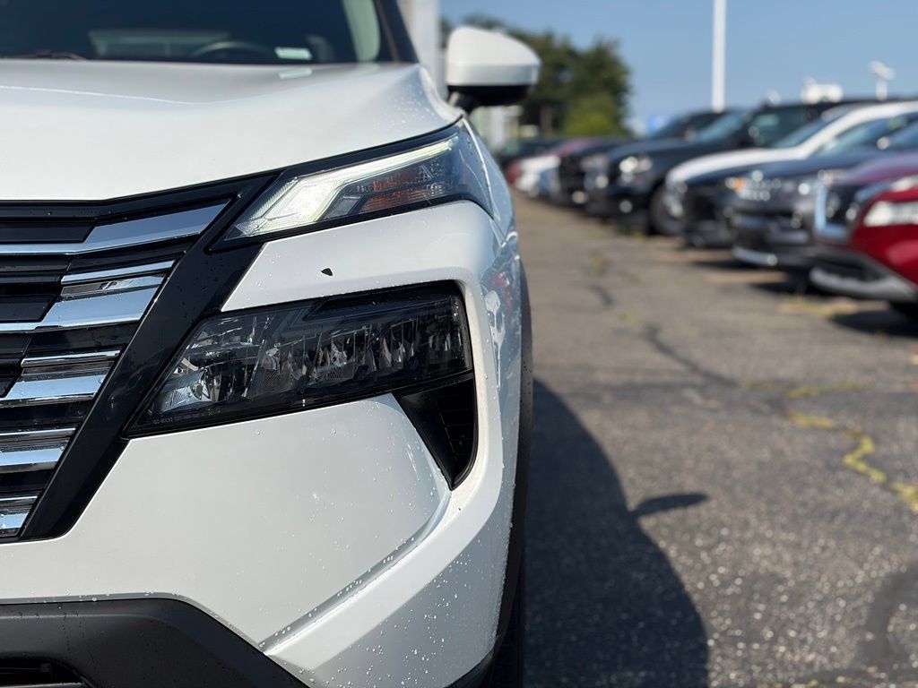 Used 2025 Nissan Rogue SV AWD/4WD image 4