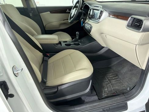 Used 2018 Kia Sorento FWD image 13
