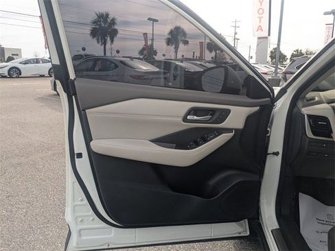 Used 2023 Nissan Rogue SL w/ SL Premium Package image 11