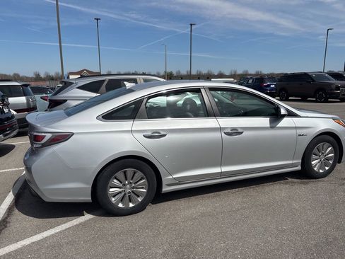 Used 2017 Hyundai Sonata SE image 1