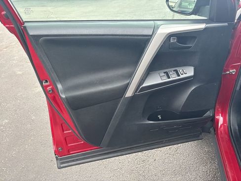 Used 2018 Toyota RAV4 LE image 49