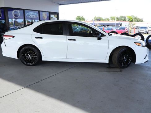 Used 2020 Toyota Camry SE FWD image 6