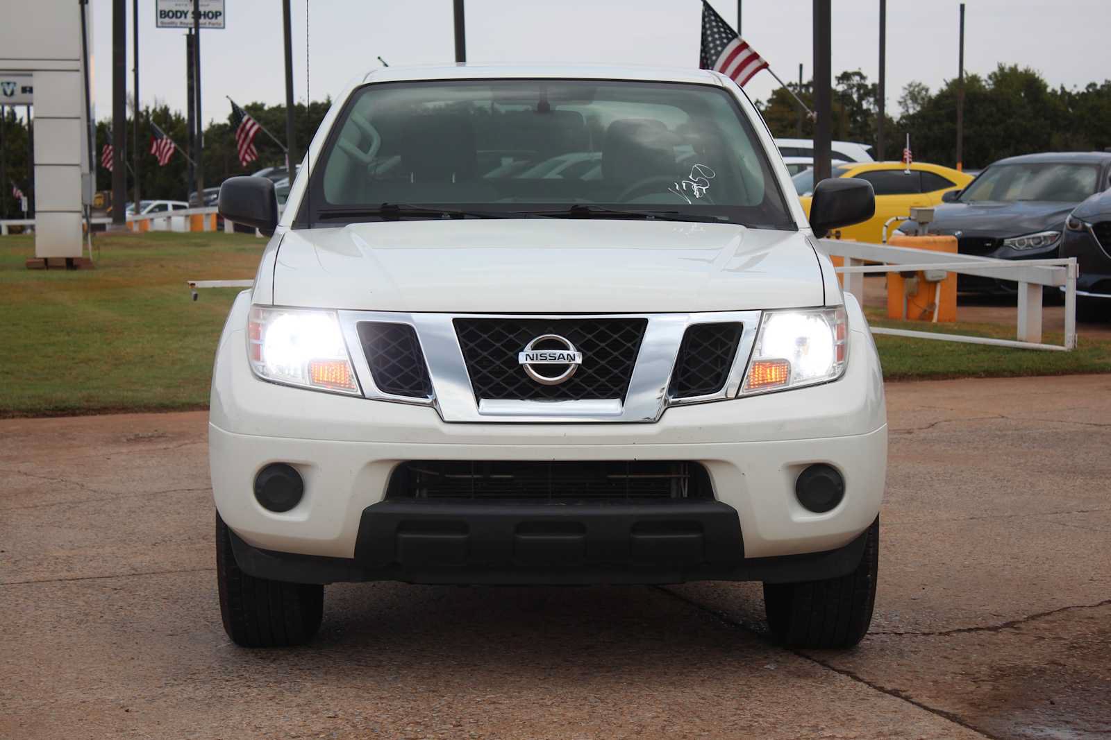 Used 2019 Nissan Frontier SV RWD image 2