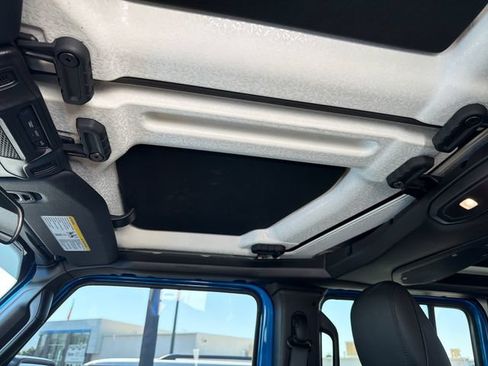 Used 2025 Jeep Gladiator Rubicon w/ Convenience Group AWD/4WD image 20