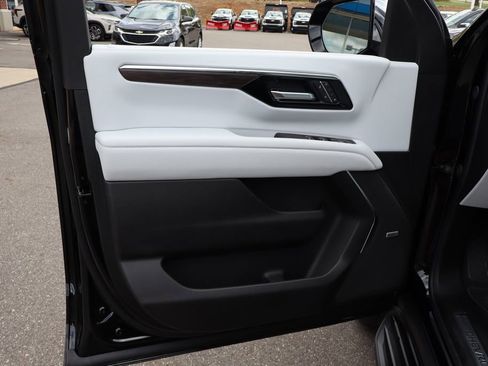 New 2025 Chevrolet Suburban Premier image 9