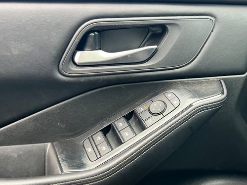 Certified 2025 Nissan Rogue SV image 15