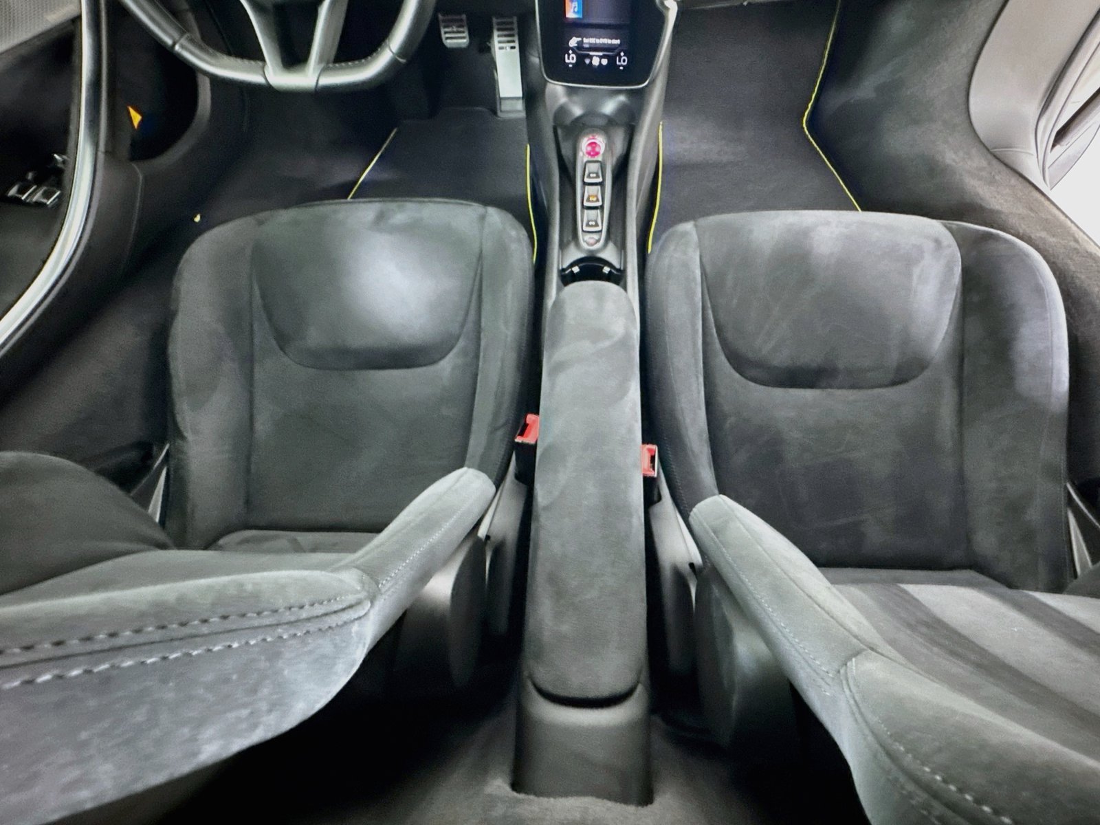 Used 2023 McLaren Artura RWD image 22