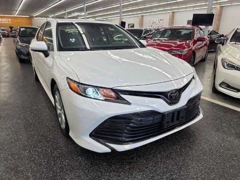 Used 2018 Toyota Camry LE FWD image 4