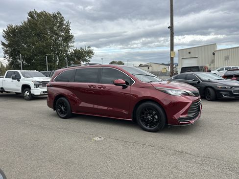 Used 2021 Toyota Sienna LE image 7